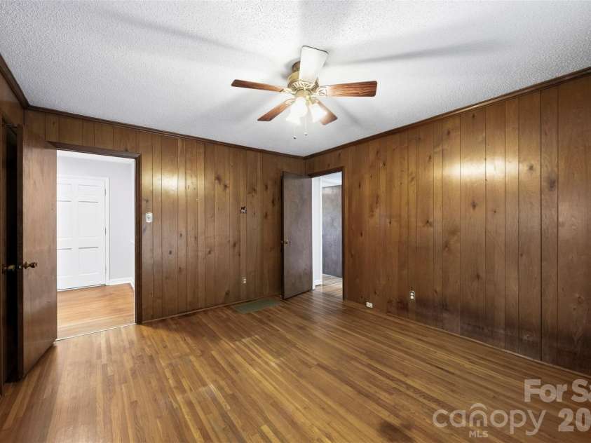 9100 Sandburg Avenue, Charlotte, NC 28213.  MLS# CAR4426781, YatesRealty ID 52489. 
