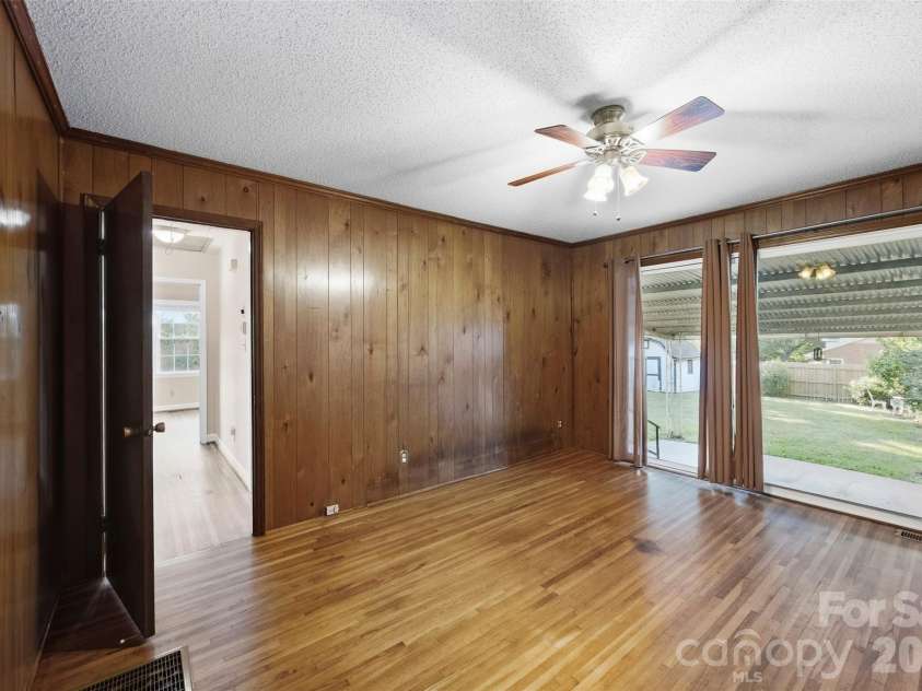 9100 Sandburg Avenue, Charlotte, NC 28213.  MLS# CAR4426781, YatesRealty ID 52489. 