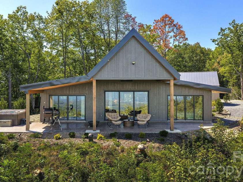 536 Faircrest Lane, Hendersonville, NC 28792.  MLS# CAR4424378, YatesRealty ID 52491. 