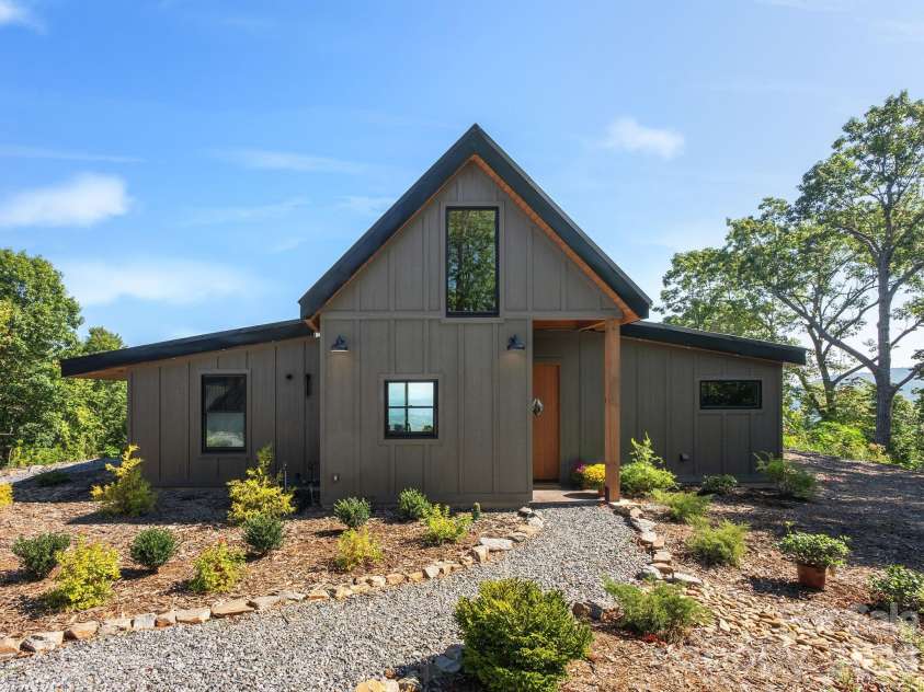 536 Faircrest Lane, Hendersonville, NC 28792.  MLS# CAR4424378, YatesRealty ID 52491. 