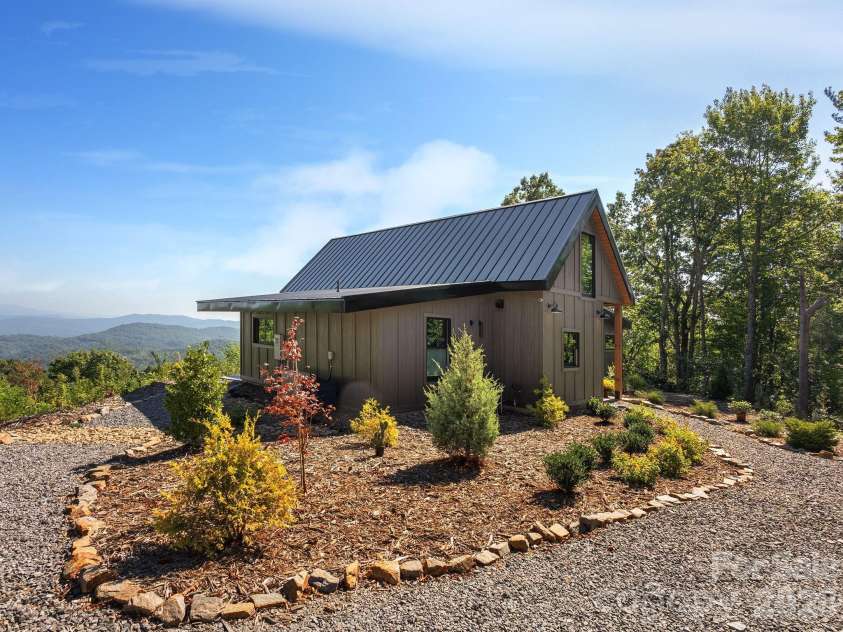 536 Faircrest Lane, Hendersonville, NC 28792.  MLS# CAR4424378, YatesRealty ID 52491. 