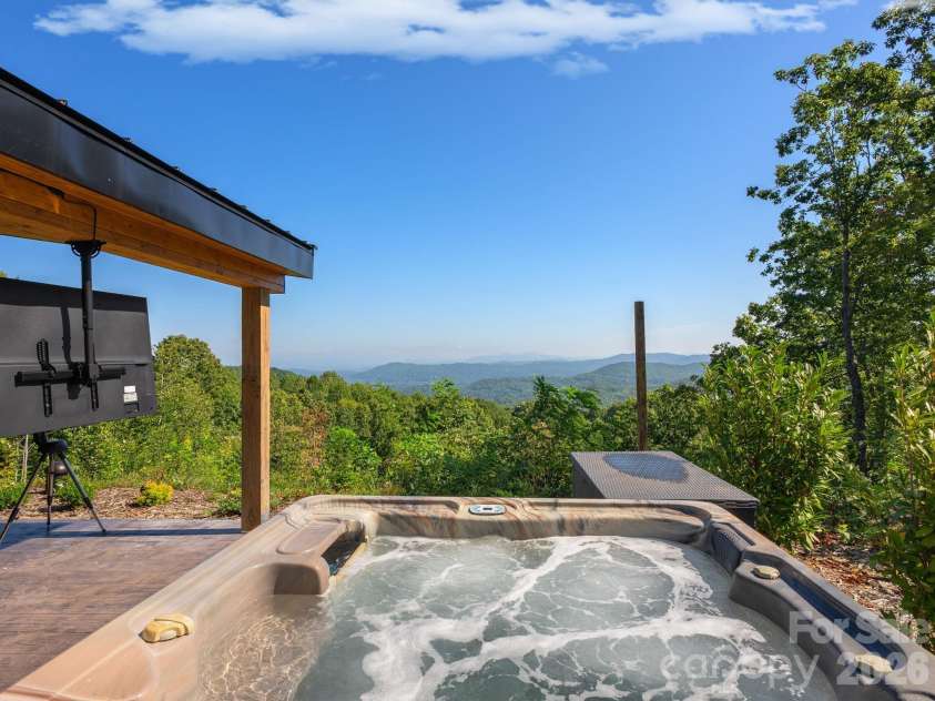 536 Faircrest Lane, Hendersonville, NC 28792.  MLS# CAR4424378, YatesRealty ID 52491. 