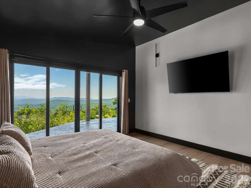536 Faircrest Lane, Hendersonville, NC 28792.  MLS# CAR4424378, YatesRealty ID 52491. 