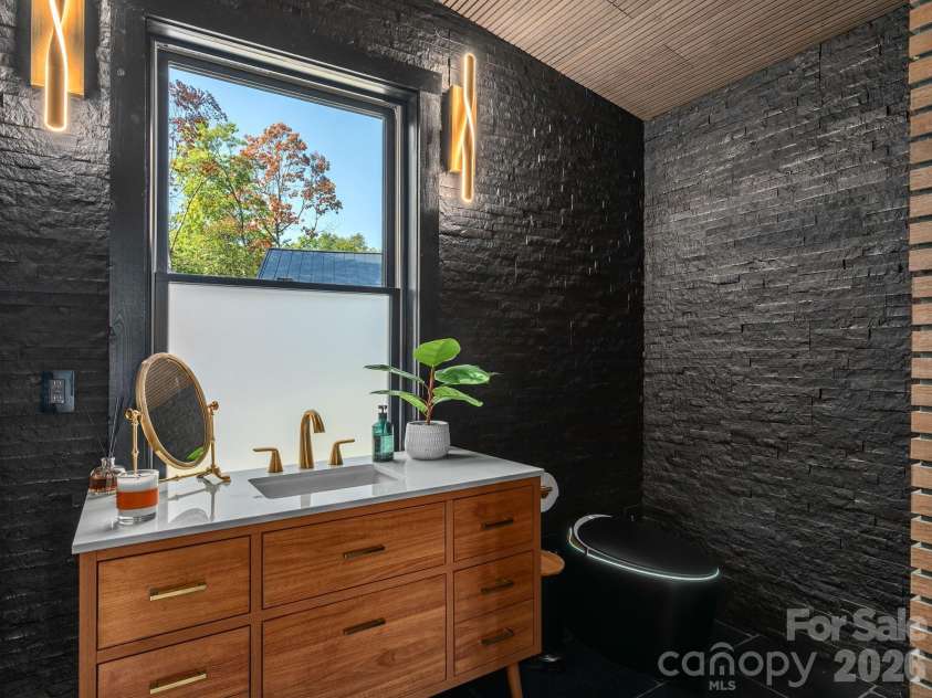 536 Faircrest Lane, Hendersonville, NC 28792.  MLS# CAR4424378, YatesRealty ID 52491. 