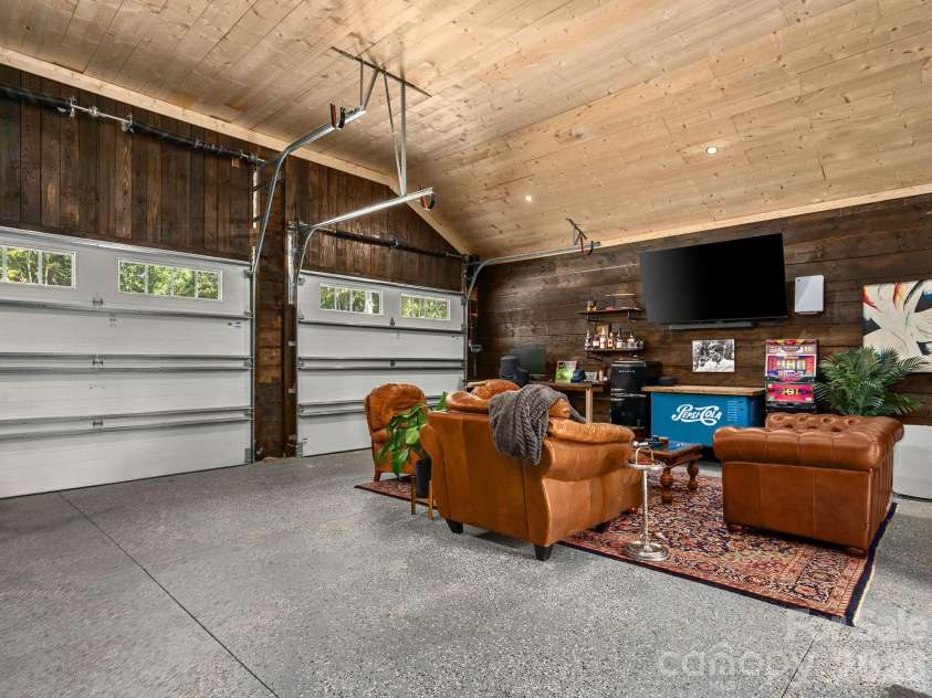 536 Faircrest Lane, Hendersonville, NC 28792.  MLS# CAR4424378, YatesRealty ID 52491. 