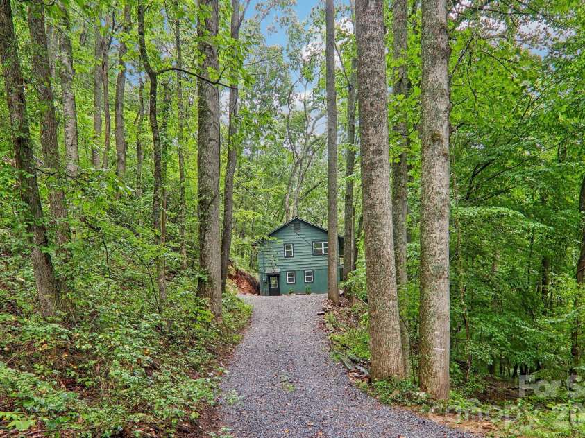 152 Dream Mountain Boulevard, Canton, NC 28716.  MLS# CAR4425103, YatesRealty ID 52494. 