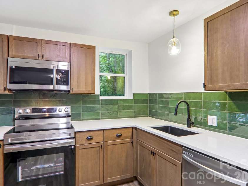 152 Dream Mountain Boulevard, Canton, NC 28716.  MLS# CAR4425103, YatesRealty ID 52494. 