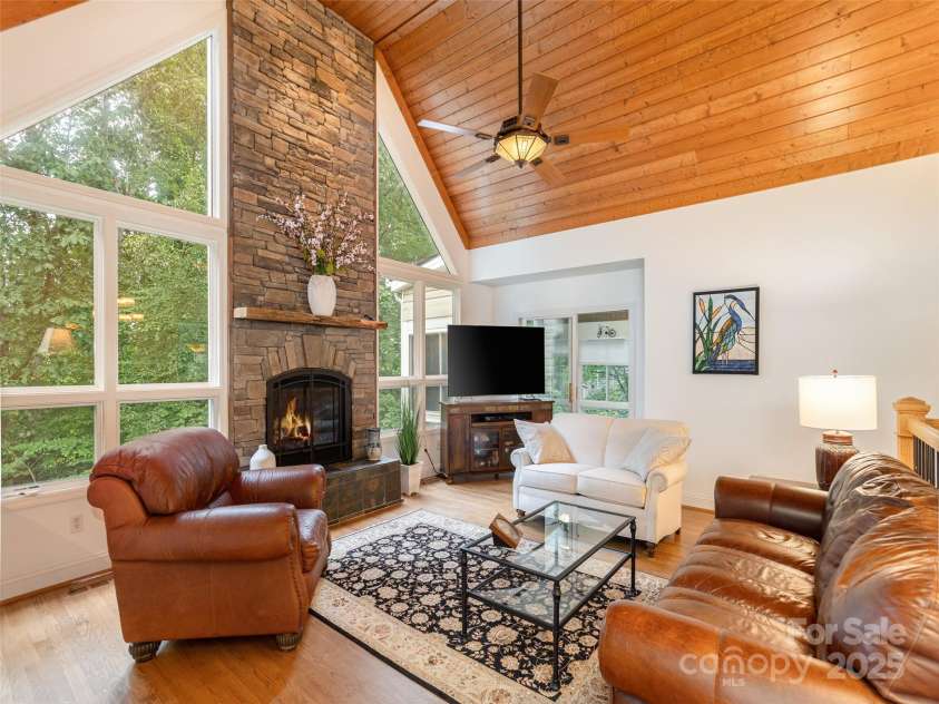 210 Black Oak Lane, Hendersonville, NC 28791.  MLS# CAR4333070, YatesRealty ID 5250. 