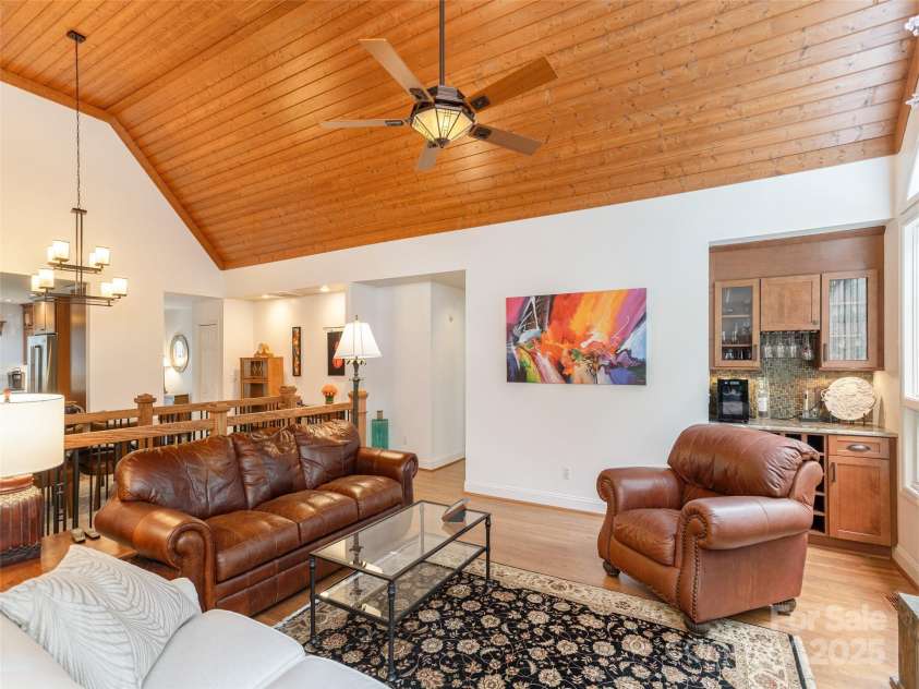 210 Black Oak Lane, Hendersonville, NC 28791.  MLS# CAR4333070, YatesRealty ID 5250. 