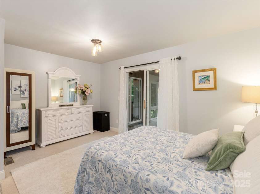 210 Black Oak Lane, Hendersonville, NC 28791.  MLS# CAR4333070, YatesRealty ID 5250. 