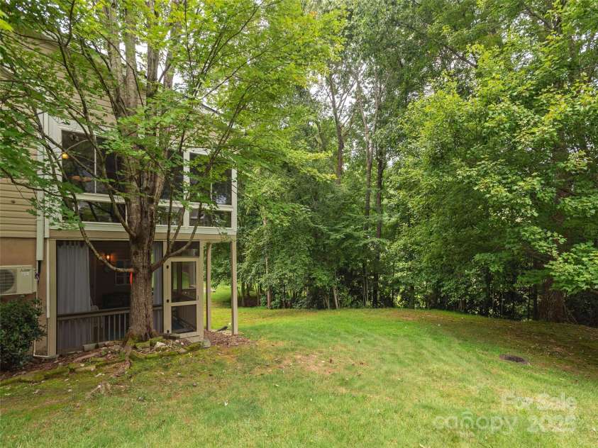 210 Black Oak Lane, Hendersonville, NC 28791.  MLS# CAR4333070, YatesRealty ID 5250. 