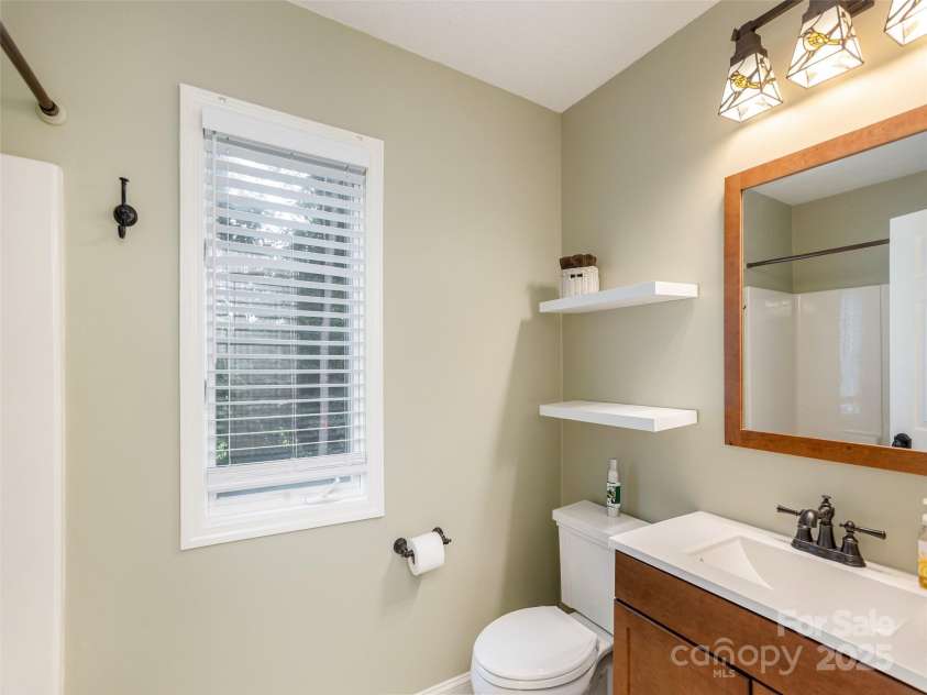 210 Black Oak Lane, Hendersonville, NC 28791.  MLS# CAR4333070, YatesRealty ID 5250. Bathroom 3