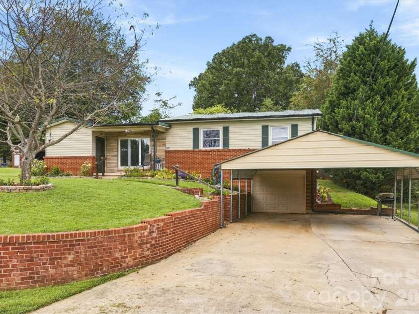 316 Hibriten Drive, Lenoir, NC 28645.  MLS# CAR4416565, YatesRealty ID 52508. 