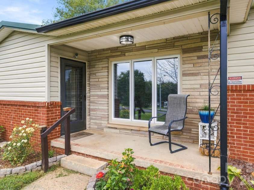 316 Hibriten Drive, Lenoir, NC 28645.  MLS# CAR4416565, YatesRealty ID 52508. 