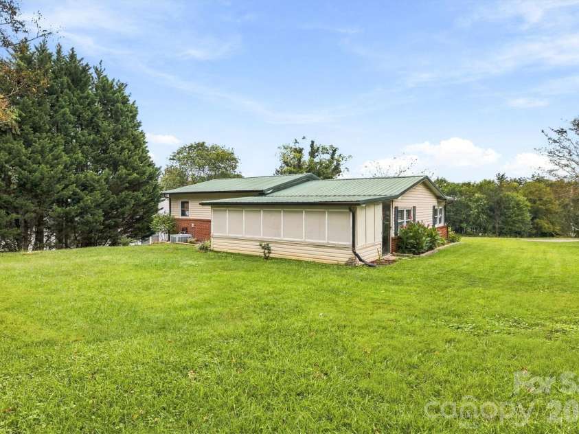 316 Hibriten Drive, Lenoir, NC 28645.  MLS# CAR4416565, YatesRealty ID 52508. 