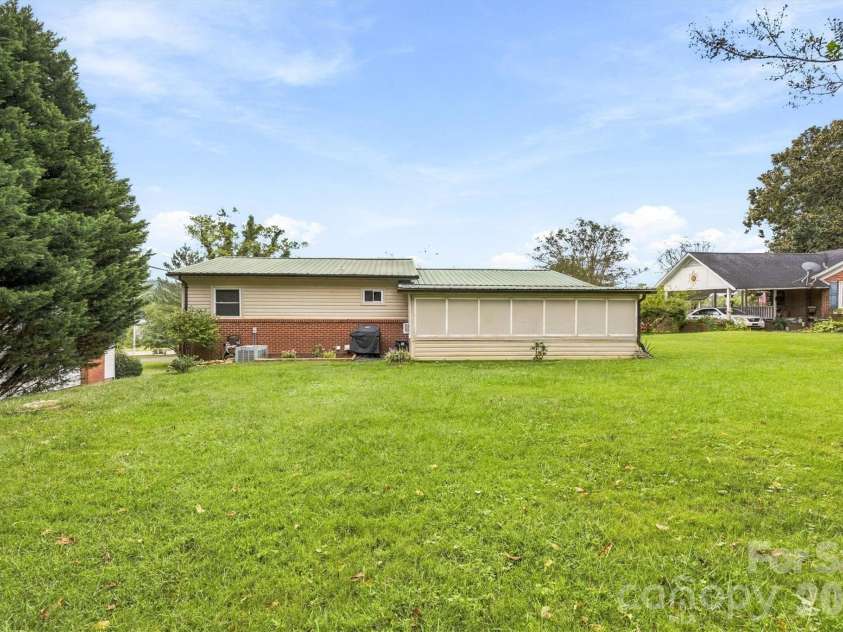 316 Hibriten Drive, Lenoir, NC 28645.  MLS# CAR4416565, YatesRealty ID 52508. 