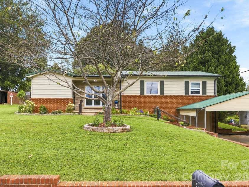 316 Hibriten Drive, Lenoir, NC 28645.  MLS# CAR4416565, YatesRealty ID 52508. 