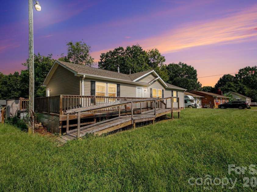 106 Belinda Loop, Statesville, NC 28677.  MLS# CAR4427725, YatesRealty ID 52514. 