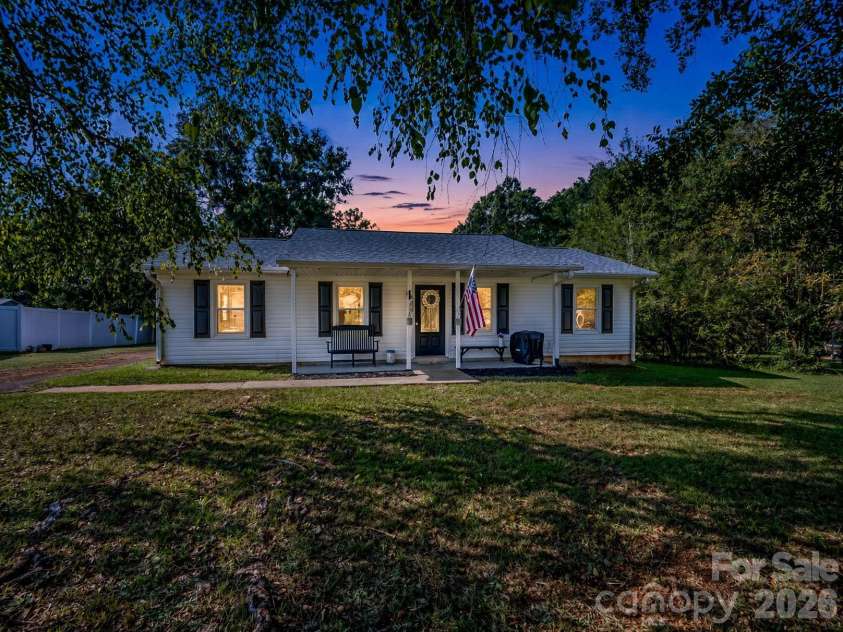 123 Strawberry Drive, Inman, SC 29349.  MLS# CAR4427717, YatesRealty ID 52516. 