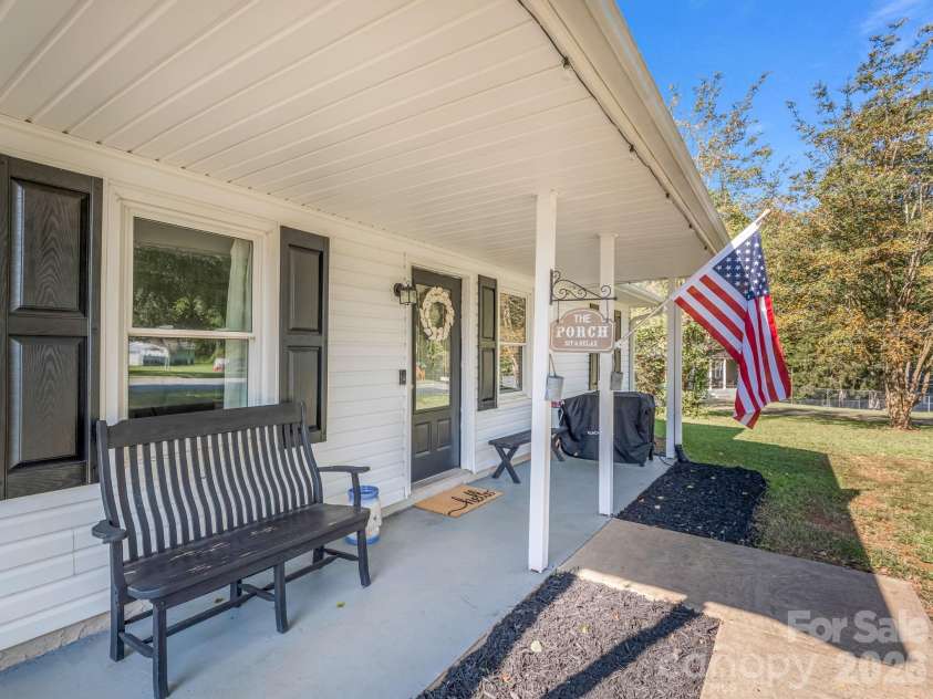 123 Strawberry Drive, Inman, SC 29349.  MLS# CAR4427717, YatesRealty ID 52516. 