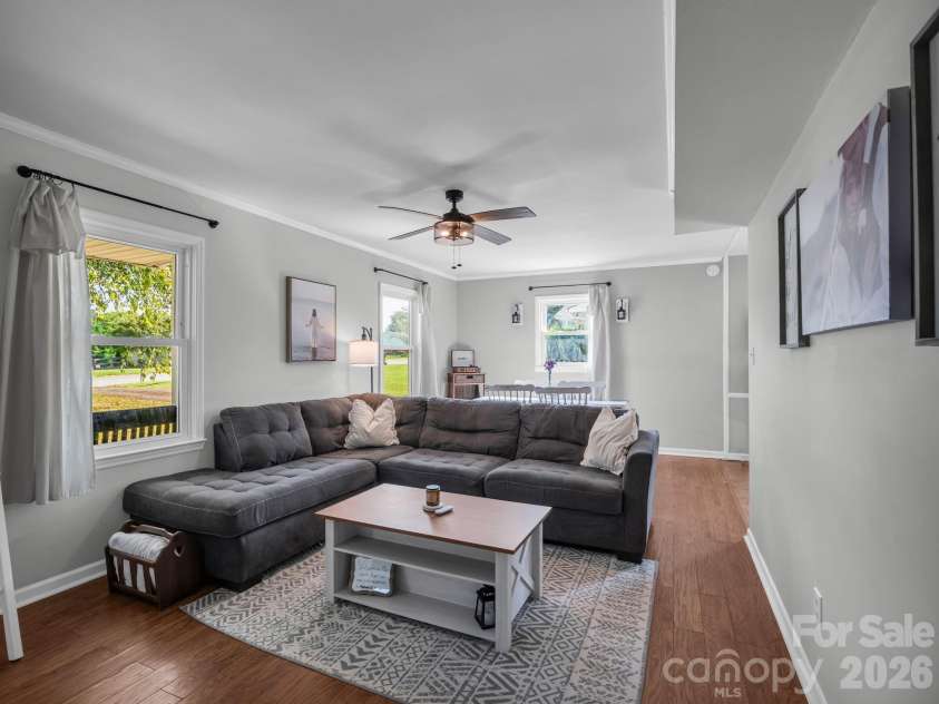 123 Strawberry Drive, Inman, SC 29349.  MLS# CAR4427717, YatesRealty ID 52516. 