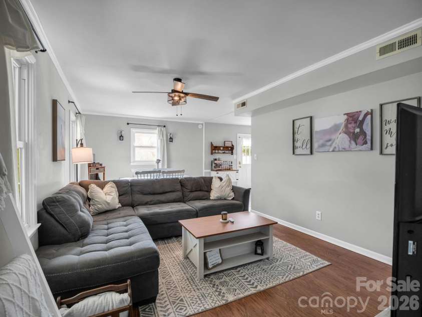 123 Strawberry Drive, Inman, SC 29349.  MLS# CAR4427717, YatesRealty ID 52516. 