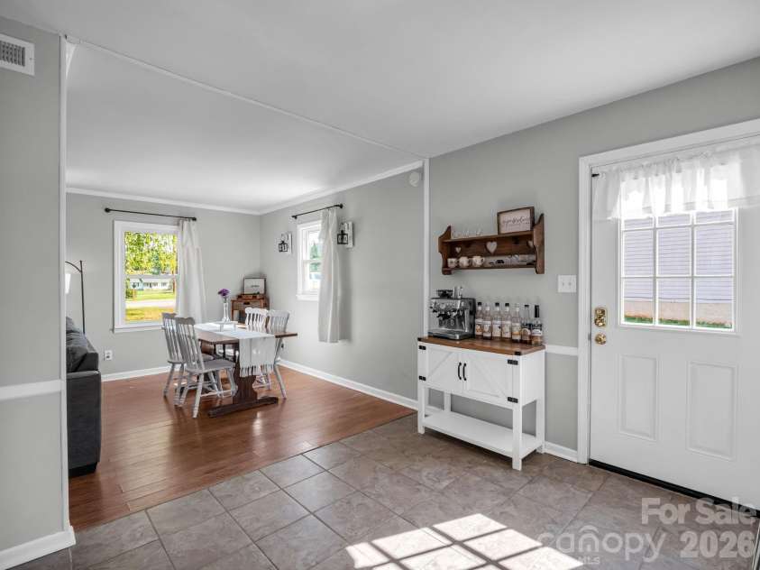 123 Strawberry Drive, Inman, SC 29349.  MLS# CAR4427717, YatesRealty ID 52516. 
