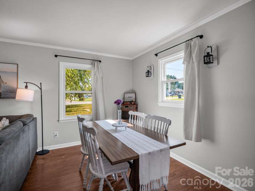 123 Strawberry Drive, Inman, SC 29349.  MLS# CAR4427717, YatesRealty ID 52516. 