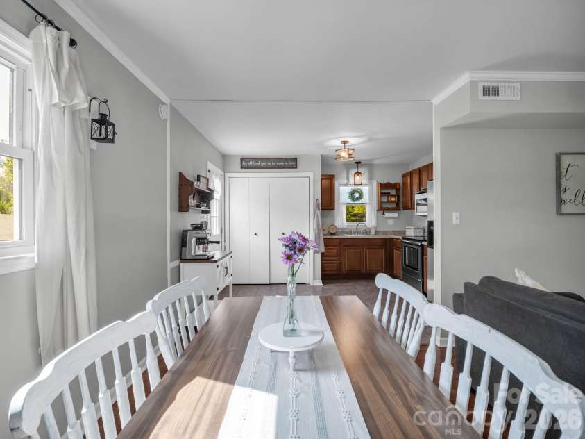 123 Strawberry Drive, Inman, SC 29349.  MLS# CAR4427717, YatesRealty ID 52516. 