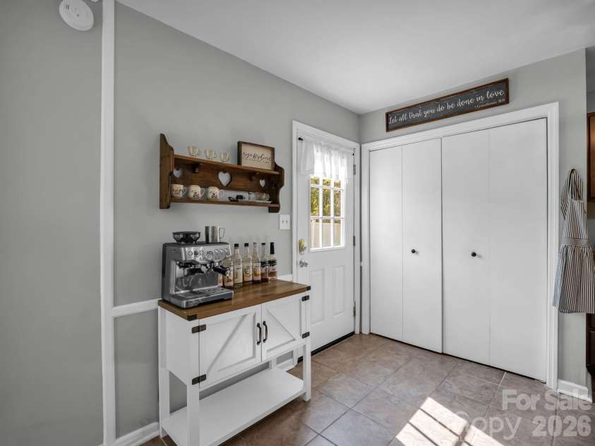 123 Strawberry Drive, Inman, SC 29349.  MLS# CAR4427717, YatesRealty ID 52516. 