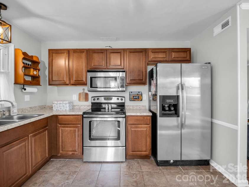 123 Strawberry Drive, Inman, SC 29349.  MLS# CAR4427717, YatesRealty ID 52516. 