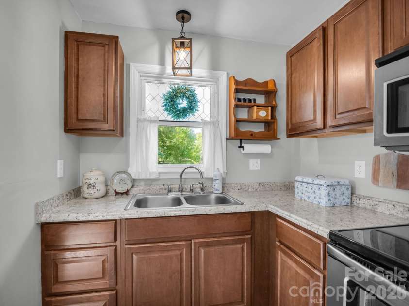 123 Strawberry Drive, Inman, SC 29349.  MLS# CAR4427717, YatesRealty ID 52516. 