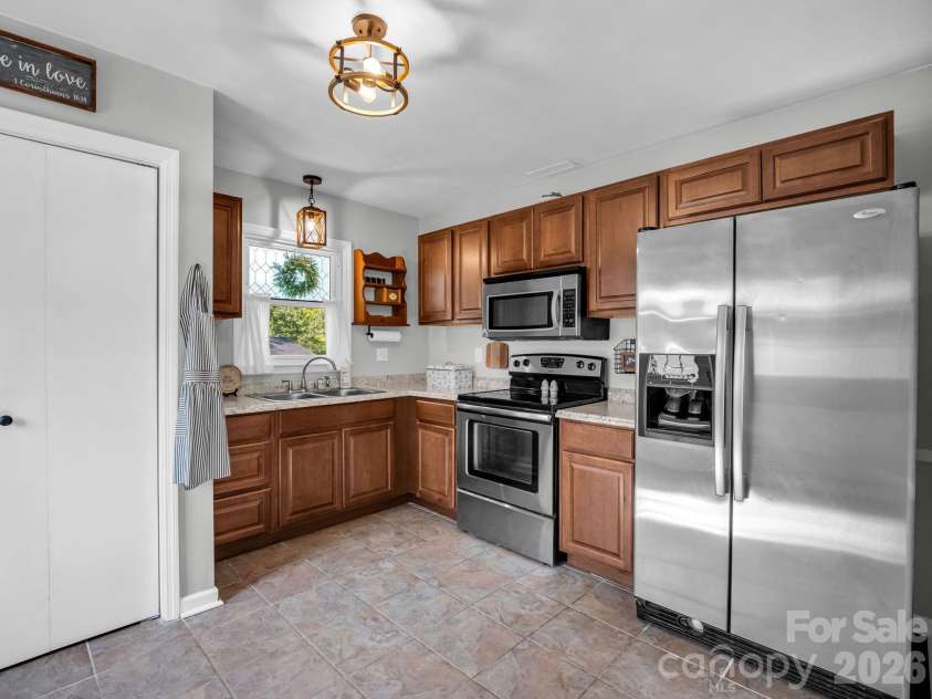 123 Strawberry Drive, Inman, SC 29349.  MLS# CAR4427717, YatesRealty ID 52516. 