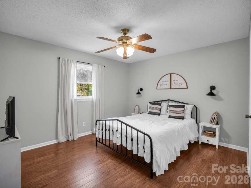 123 Strawberry Drive, Inman, SC 29349.  MLS# CAR4427717, YatesRealty ID 52516. 