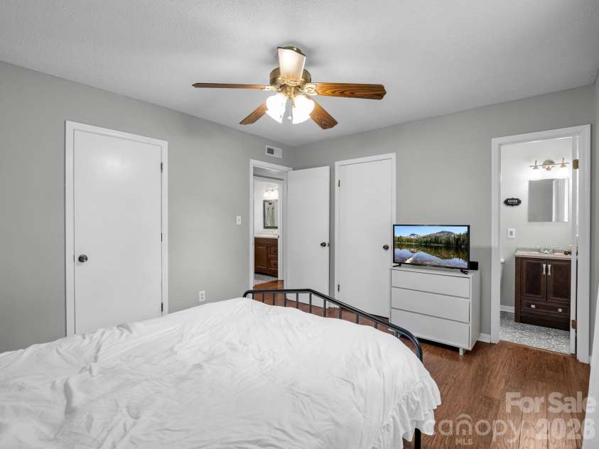 123 Strawberry Drive, Inman, SC 29349.  MLS# CAR4427717, YatesRealty ID 52516. 