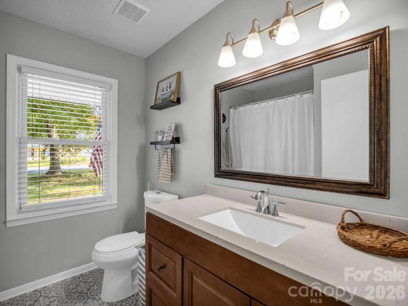 123 Strawberry Drive, Inman, SC 29349.  MLS# CAR4427717, YatesRealty ID 52516. 