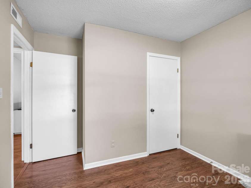 123 Strawberry Drive, Inman, SC 29349.  MLS# CAR4427717, YatesRealty ID 52516. 