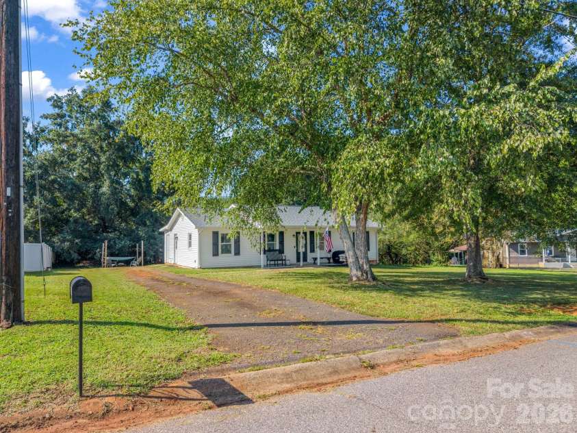 123 Strawberry Drive, Inman, SC 29349.  MLS# CAR4427717, YatesRealty ID 52516. 