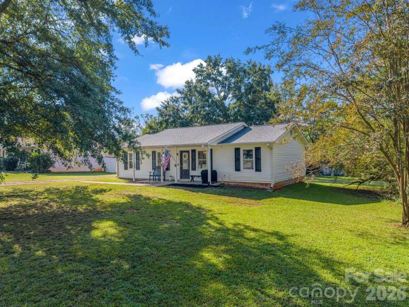 123 Strawberry Drive, Inman, SC 29349.  MLS# CAR4427717, YatesRealty ID 52516. 