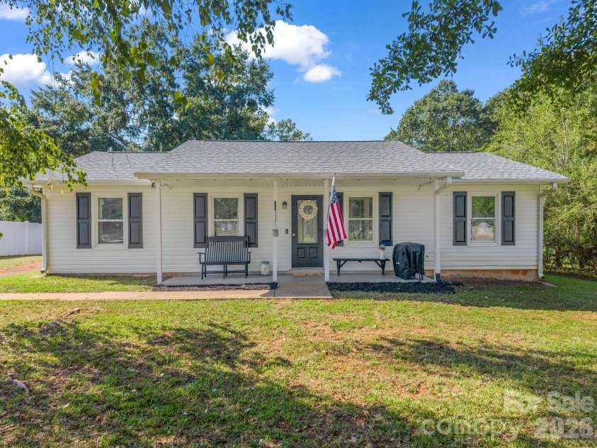 123 Strawberry Drive, Inman, SC 29349.  MLS# CAR4427717, YatesRealty ID 52516. 