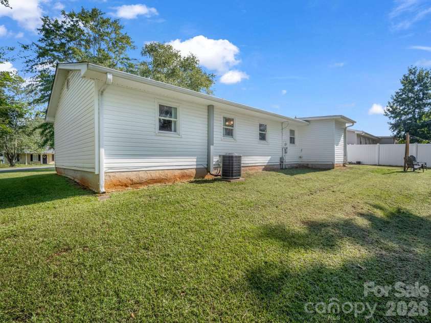 123 Strawberry Drive, Inman, SC 29349.  MLS# CAR4427717, YatesRealty ID 52516. 