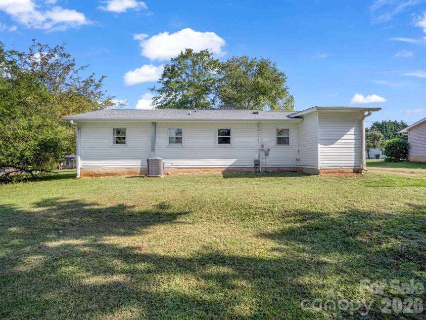 123 Strawberry Drive, Inman, SC 29349.  MLS# CAR4427717, YatesRealty ID 52516. 