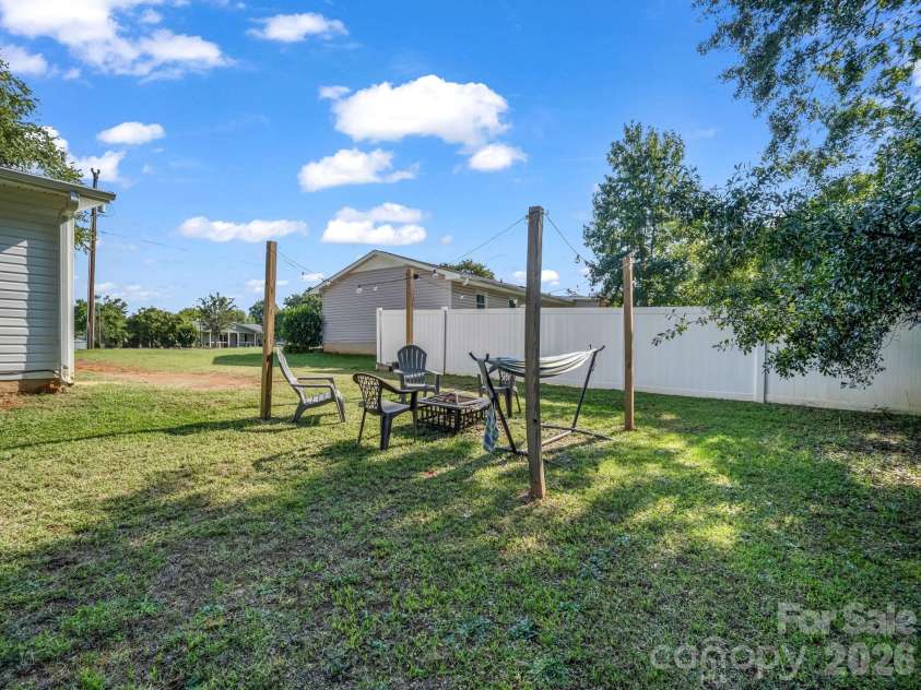 123 Strawberry Drive, Inman, SC 29349.  MLS# CAR4427717, YatesRealty ID 52516. 