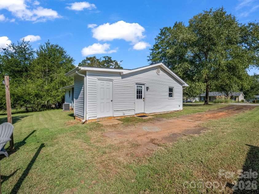 123 Strawberry Drive, Inman, SC 29349.  MLS# CAR4427717, YatesRealty ID 52516. 