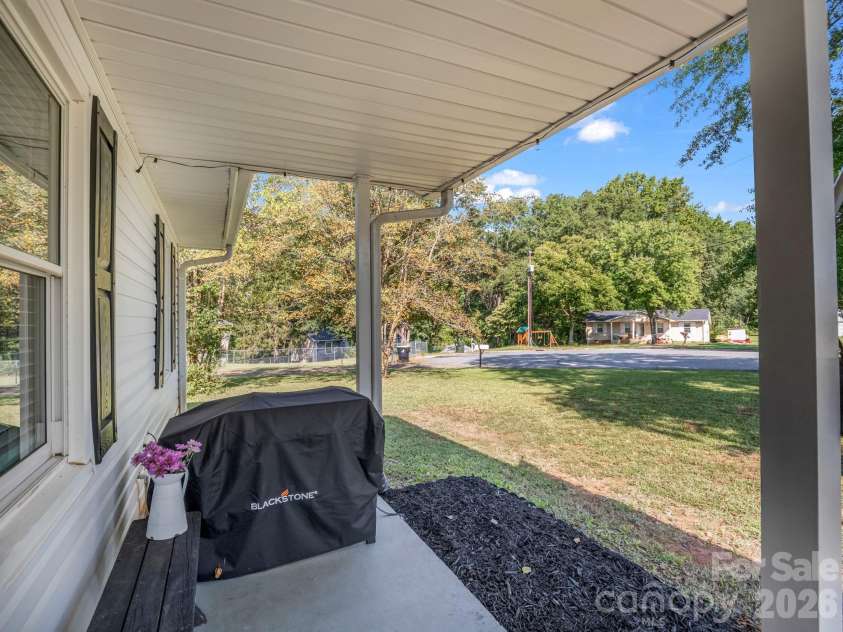 123 Strawberry Drive, Inman, SC 29349.  MLS# CAR4427717, YatesRealty ID 52516. 