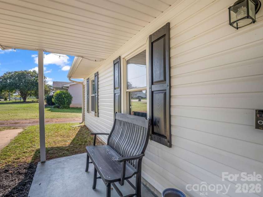 123 Strawberry Drive, Inman, SC 29349.  MLS# CAR4427717, YatesRealty ID 52516. 