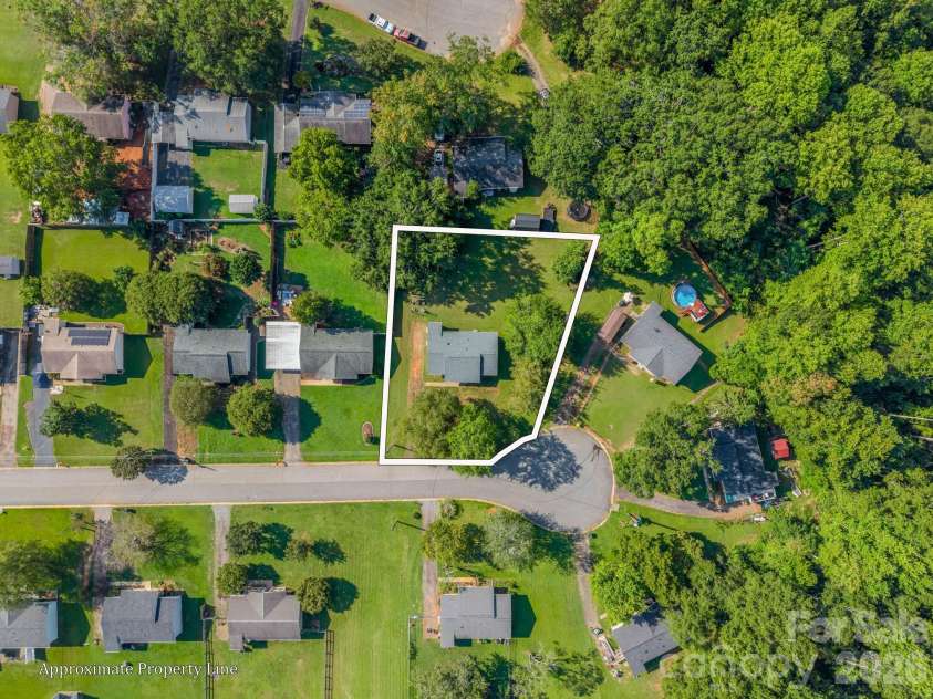 123 Strawberry Drive, Inman, SC 29349.  MLS# CAR4427717, YatesRealty ID 52516. Approximate Property Lines