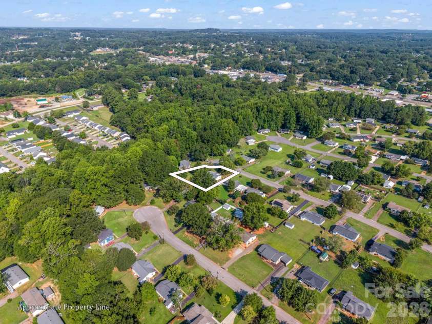 123 Strawberry Drive, Inman, SC 29349.  MLS# CAR4427717, YatesRealty ID 52516. Approximate Property Lines