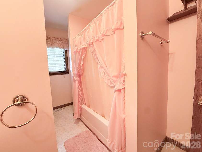 2008 Deep Woods Drive, Hendersonville, NC 28739.  MLS# CAR4424747, YatesRealty ID 52522. Full hall bath.