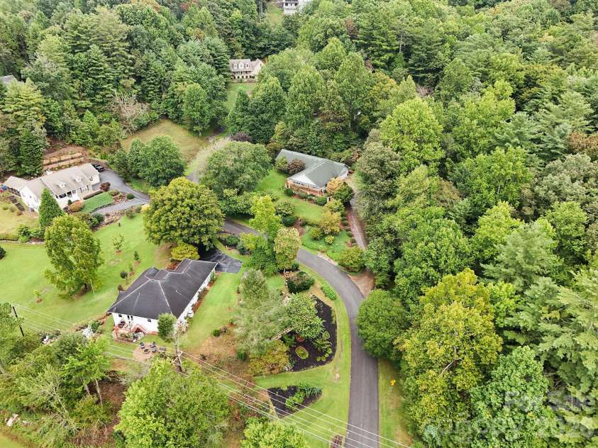 2008 Deep Woods Drive, Hendersonville, NC 28739.  MLS# CAR4424747, YatesRealty ID 52522. Neighborhood.